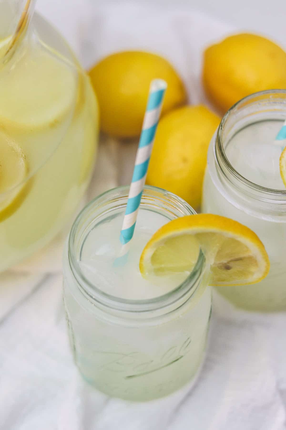 sugar-free lemonade in mason jar with lemon and paper straw