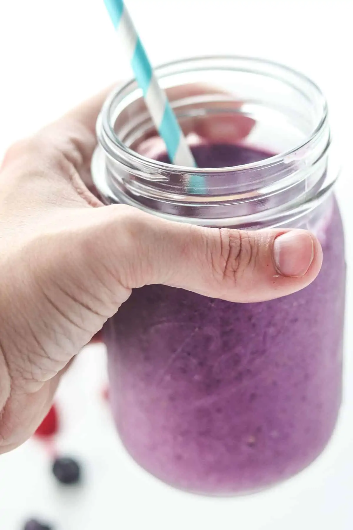 Low-Calorie Berry Smoothie - Skinny Comfort